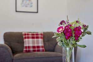 Smart TV, fireplace - The Frome Cottage - A peaceful, rural retreat on the outskirts of Frome, close to Longleat Safari Pa (Beckington)