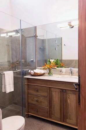 Shower, eco-friendly toiletries, hair dryer, towels - Casas Paraiso - Casa Clivia (Antigua Guatemala)