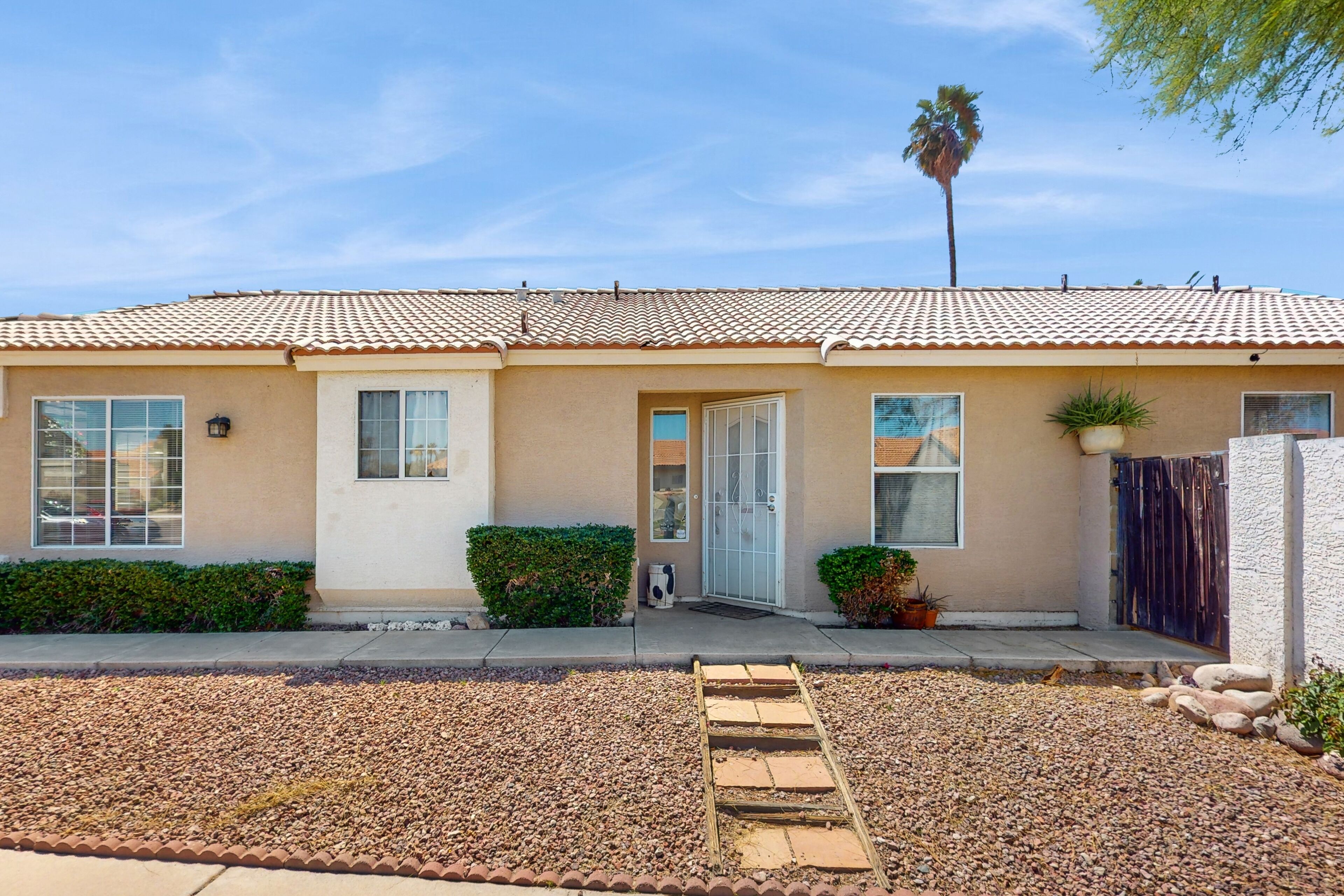 Charming Glendale retreat with an alfresco patio - near parks