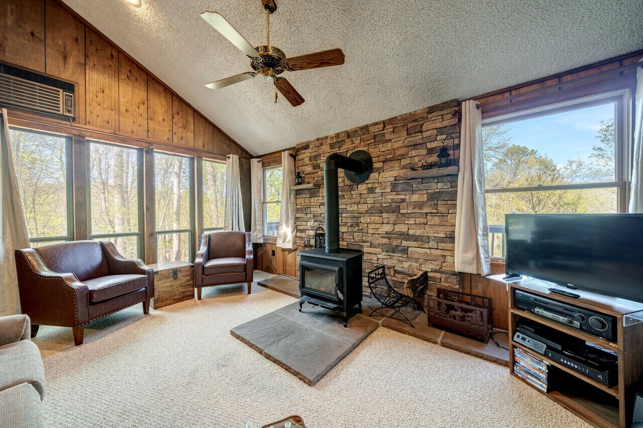Cabin Vibes with Screened Porch and Resort Access