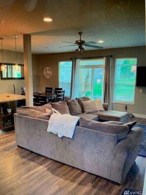 Smart TV - C03 Spacious 3BR Townhouse on the Golf Course (Quincy)