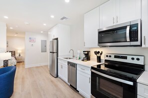 Fridge, microwave, oven, stovetop - Luxury Sandpiper Loft in WaterWay Village Entertainment District  (Gulf Shores)