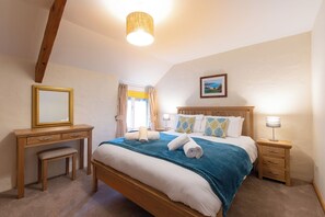 6 bedrooms, iron/ironing board, WiFi, bed sheets