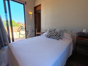 3 bedrooms, WiFi, bed sheets - Beautiful house steps from the beach (Corral del Risco)