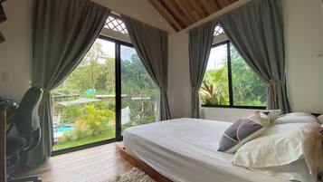 2 slaapkamers, een bureau, een strijkplank/strijkijzer, wifi