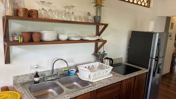 Een koelkast, een oven, een blender