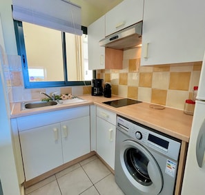 ثلاجة، ميكروويف، فرن، موقد طهي مسطح