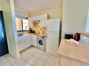 ثلاجة، ميكروويف، فرن، موقد طهي مسطح