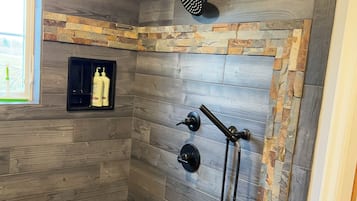 Pyyhkeet, saippua, sampoo, vessapaperi