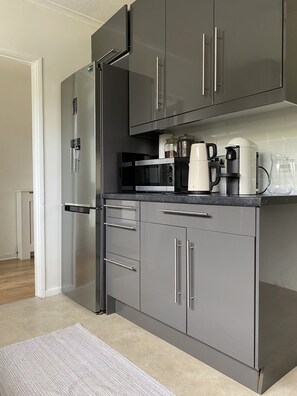 Frigorifero, microonde, forno, piano cottura