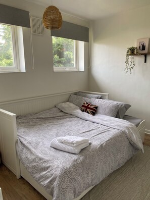 2 bedrooms, iron/ironing board, WiFi, bed sheets - House in London (London)