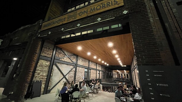 Un restaurant appelé « MORRIS », doté d’une terrasse et d’une façade en briques.