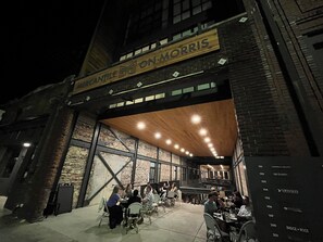 A restaurant named 'MORRIS' with outdoor seating and a brick facade. - Downtown Luxe Industrial Loft in Mercantile on Morris! Free parking! Dogs ok. (Birmingham)