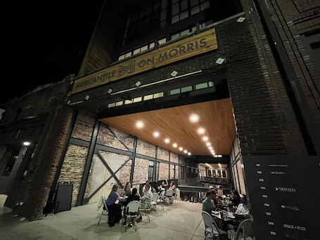 Outdoor dining. Downtown Luxe Industrial Loft in Mercantile on Morris! Free parking! Dogs ok.