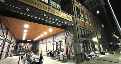 Downtown Luxe Industrial Loft in Mercantile on Morris! Free parking! Dogs ok.