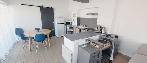 Réfrigérateur, batterie de cuisine, vaisselle et ustensiles