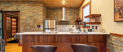 Fridge, oven, stovetop, coffee/tea maker