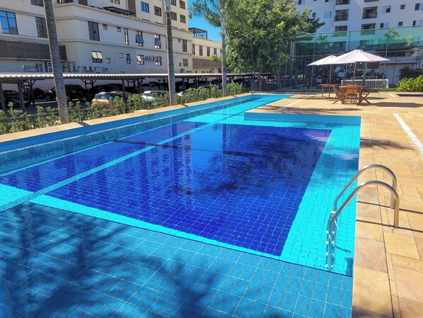 Una piscina al aire libre