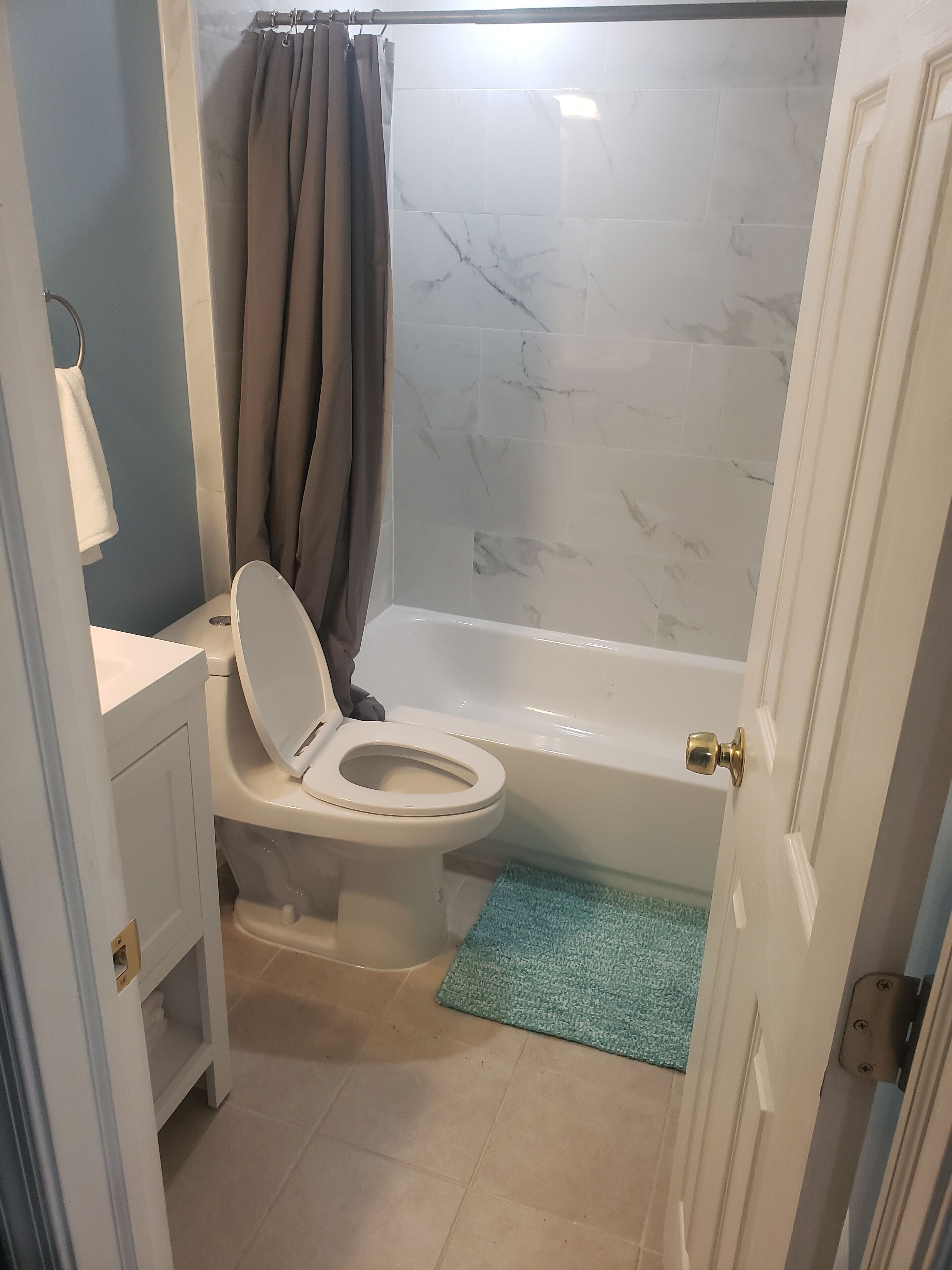Ein Badezimmer mit Toilette, Waschbecken und Badewanne.