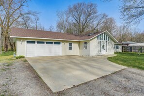 Exterior - Benton Harbor Home w/ Fire Pit - 2 Mi to Beach! (Benton Harbor)