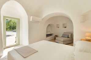 4 bedrooms, iron/ironing board, travel cot, WiFi