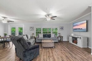 TV, fireplace - Family Fun House! Basketball, BBQ, Firepit,Dog run (St. Augustine)