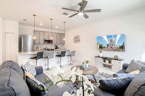 Smart TV - Modern 4BR Home with Private Pool near Disney (Kissimmee)