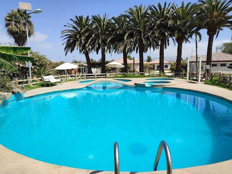 3 piscinas al aire libre, sombrillas