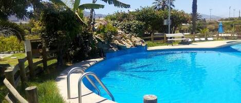 3 個室外泳池;11:00 至 20:00 開放;泳池傘