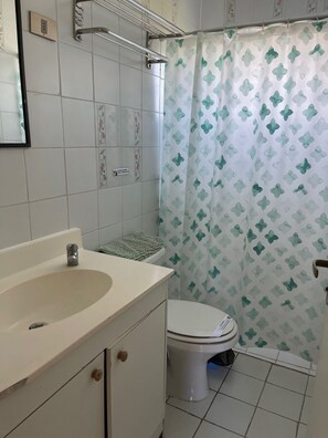 Classic Cabin, 3 Bedrooms | Bathroom | Towels, soap, toilet paper - Cabaña Villa Los Plátanos (La Serena)