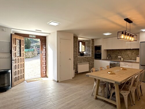 Casa Rural "LA Caprichosa DE Alcor". 4 Estrellas en la Falda de Montes Obarenes