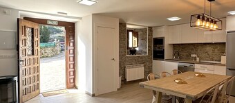 Casa Rural "LA Caprichosa DE Alcor". 4 Estrellas en la Falda de Montes Obarenes