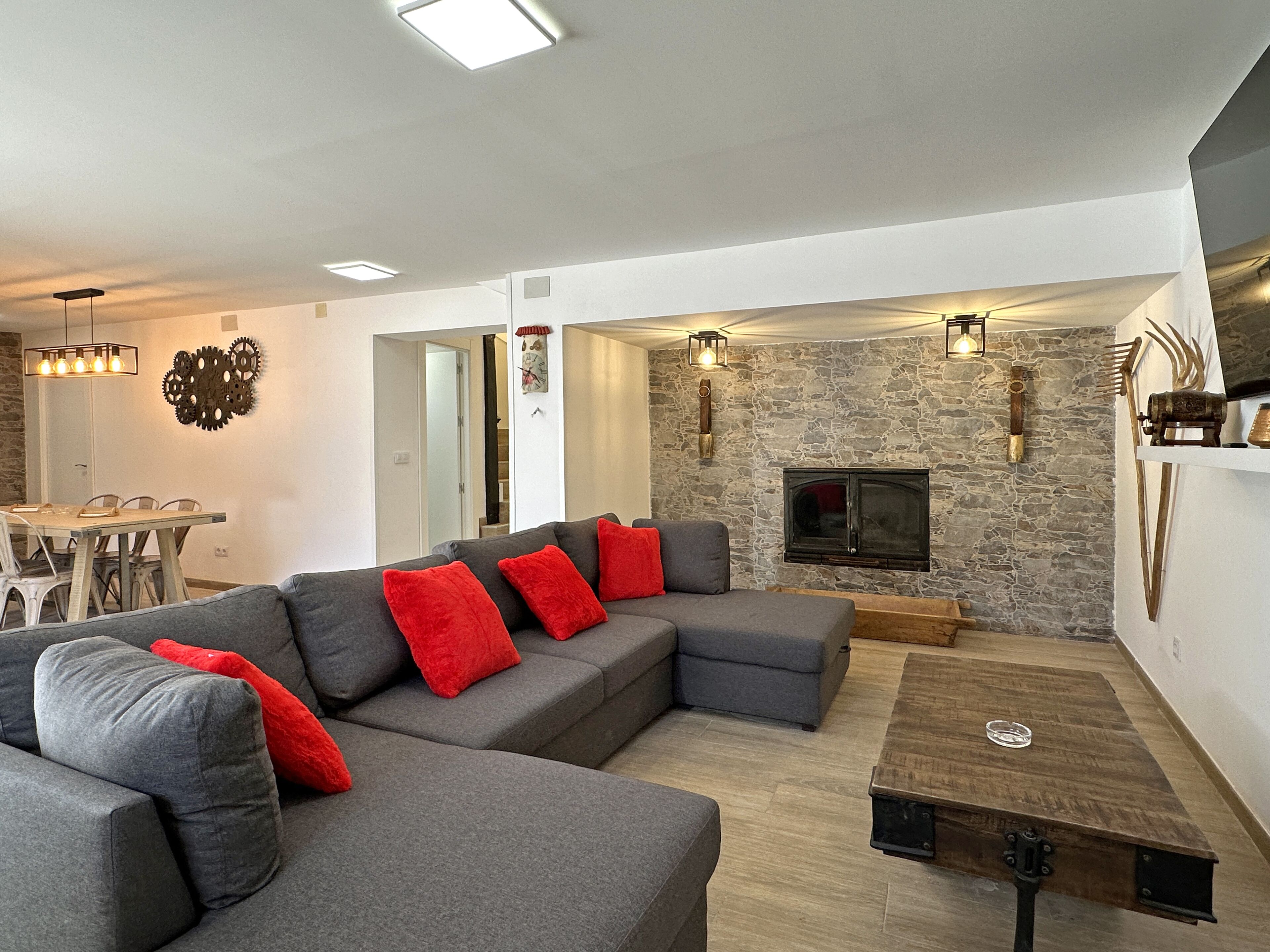 Een smart-tv en een open haard