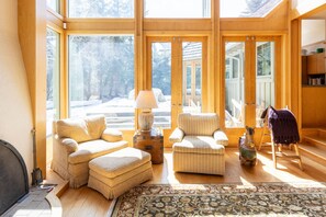 Smart TV, fireplace - Luxury Warm Springs Creekfront Home (Ketchum)