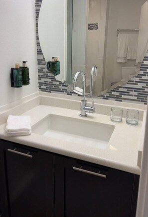 Appartement, 2 chambres, accessible aux personnes à mobilité réduite, balcon | Salle de bain