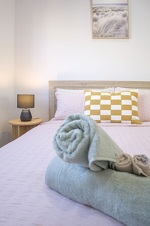 4 habitaciones, tabla de planchar con plancha y cuna de viaje 