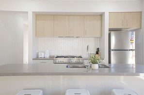 Fridge, microwave, oven, stovetop - The Robinson - Host on the Coast (Armstrong Creek)