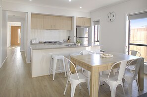 Dining - The Robinson - Host on the Coast (Armstrong Creek)