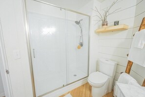Een douche, een haardroger, handdoeken