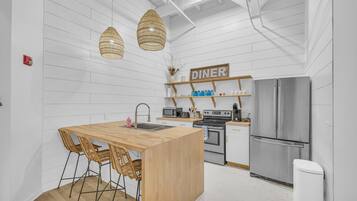 冰箱、微波炉、烤箱、炉灶