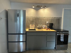 ثلاجة، ميكروويف، فرن، موقد طهي مسطح