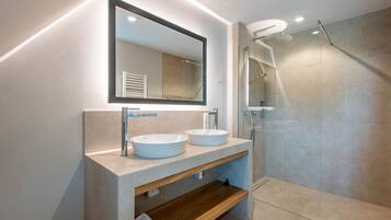 Chuveiro, secador de cabelo, toalhas de banho, sabonete