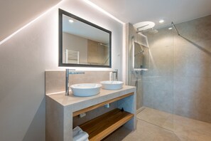 Douche, sèche-cheveux, serviettes fournies, savon