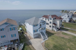 Un barrio residencial frente al mar, con casas y un césped.