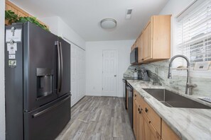 Fridge, microwave, stovetop, dishwasher