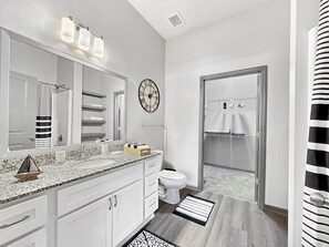 Secador de pelo, toallas