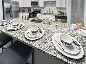 ثلاجة، ميكروويف، فرن، موقد طهي مسطح