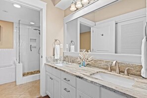 Towels, soap, shampoo, toilet paper - Heart of Village of Baytowne Wharf with views of Marina, Fireworks and Concerts! (Miramar Beach)