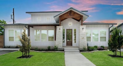 The Blanco | 2/2, Full Kitchen, Hot Tub, Washer/Dryer