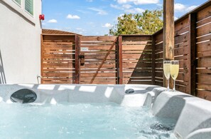 Property grounds - Nobel Haus | 2/2, King Beds, Hot Tub, Washer/Dryer, Full Kitchen, Great Location (Fredericksburg)